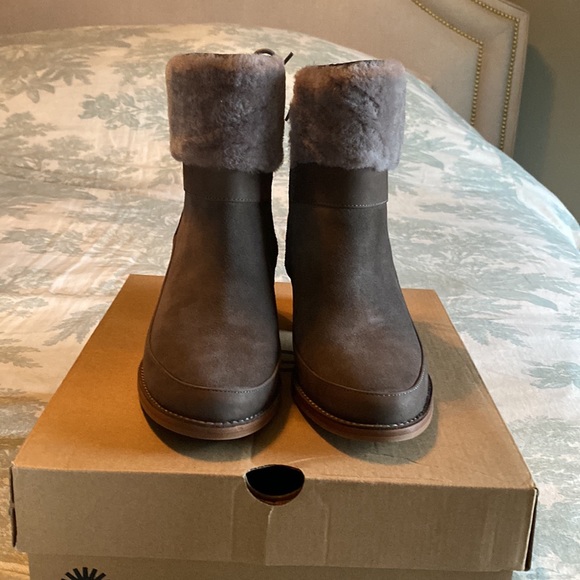 EUC UGG Kirke Shearling-Trimmed Leather & Suede Zip Up Ankle Boots - Picture 6 of 12